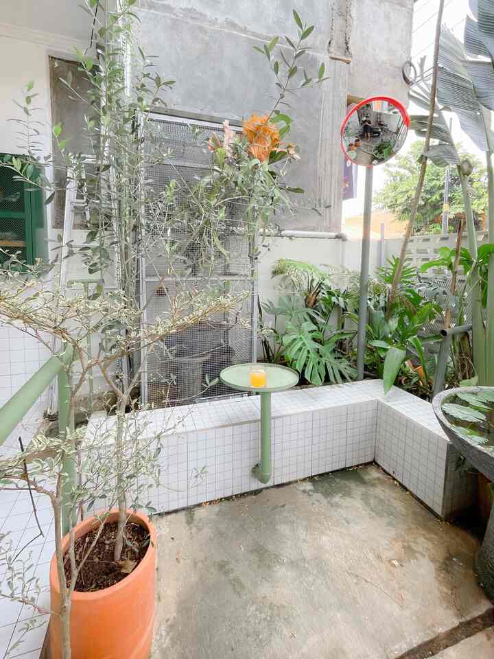 Happy sunday, 

Kitamo pertama kali menemukan rumah ini, waktu kitamo berniat berinvestasi aset rumah tapak yang dekat dengan transportasi umum. Ketemulah di daerah bogor yang hanya berjarak 2 km dari stasiun kereta. Tapi karena akses yang dekat, malah kitamo yang mulai mencoba menghuninya dan justru nyaman. Sebelumnya kitamo tinggal di apartment di jakarta.

Identitas kitamo adalah teras rumah yang menyatu dengan coffee space dengan nuansa putih dan hijau.

Perbedaan awal rumah ini dengan yang baru adalah awal rumah ini tanpa teras.

Kitamo sudah tinggal di rumah ini kurang lebih 5 tahun, dan sangat betah. 

#MyHomeStory
#MyHomeJourney
#HomeSweetHome #kitamo #tinyhouse #bogor #coffeespace #terasrumah  