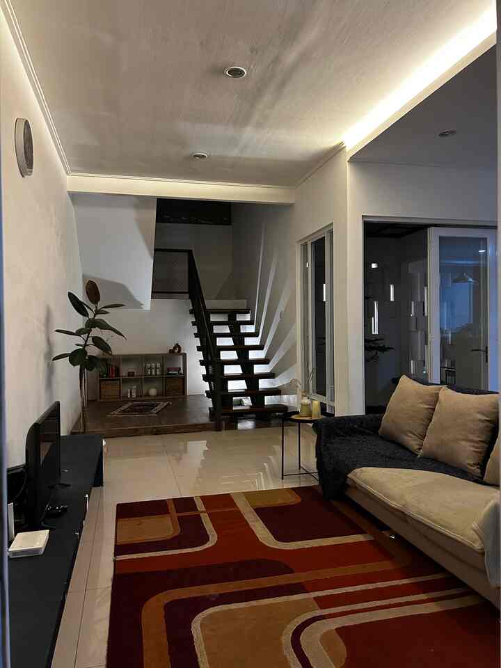 Night vibes di #boemisaturnus mengandalkan lampu downlight berwarna kuning dan lampu dibawah tangga yg bikin suasana jd hangat #Nightvibes #LightingIdeas #LightingInspiration