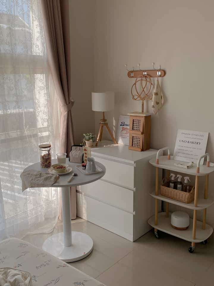 𝘮𝘺 𝘮𝘪𝘯𝘪 𝘣𝘦𝘥𝘳𝘰𝘰𝘮 🦙ꕀ🪟𓍯🥨

selain dapur tempat yang selalu jadi sarana otak atik adalah kamar utama mungil ini, salah satu alasannya karna sumber cahaya natural lebih banyak disini.

kamar ini didominasi warna white & wood perintilan pun kebanyakan dari bahan kayu, bambu & rotan. 

supaya ga terlalu monoton terkadang ada beberapa barang untuk menambah warna/aksen warna” pastel diruangan ini sesuai mood. 

#minimalist #homedecorinspo #aesthetichomedecor #koreanbedroom #whiteandwood #kamartidur #roomdecor 