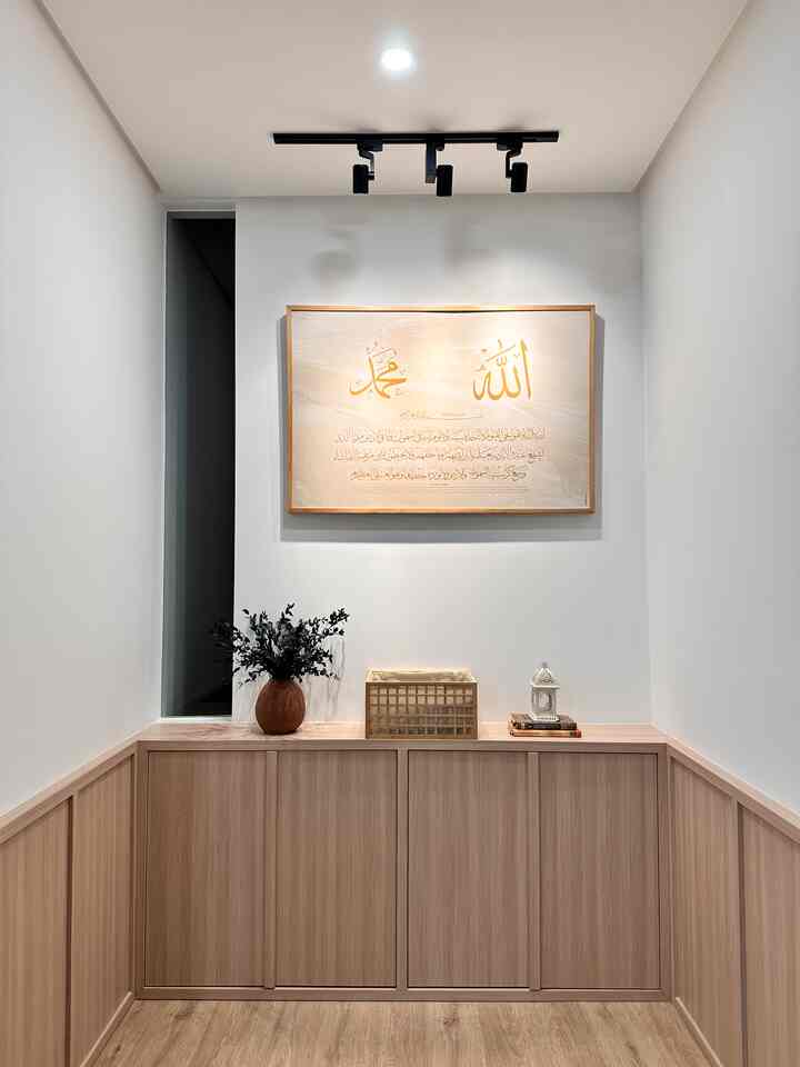 Ruang sholat ini ukuran nya hanya 2,15 m x 2,50 m cukup untuk keluarga kecilku. Aku mendesain ruang sholat ini sederhana namun tetap ingin sedap dipandang mata 😁😍 

Pemilihan HPL pun diserasikan dengan HPL di lantai 1. Aku hanya menambahkan walldecor berlafadzkan Allah SWT dan Nabi Muhammad SAW agar terlihat ini ruang sholat. Style japandi tetap mendominasi di ruang sholat ini, lemari kabinet dengan list frame membuat tampilan japandi lebih terlihat.


#scandinavian #japandi #rumahscandinavian #rumahbergayajapandi #japandidesain #desaininteriorjapandi #livewithkids #lampung 