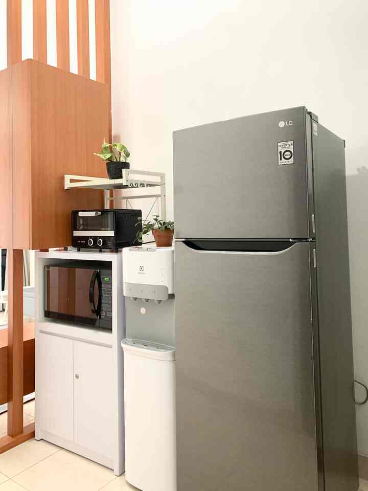 Kitchen Appliance Area ✨

Karena Area dapur belum memadahi untuk tempat peralatan elektronik, akhirnya kami membuat area untuk peralatan elektronik seperti ini. 
Rak microwave kami membuat secara custom agar lebih compact karena lahan yang terbatas dirumah kami. 

#kitchenappliance #kitchenmakeover #homedecor #decorinspo #kitchentools