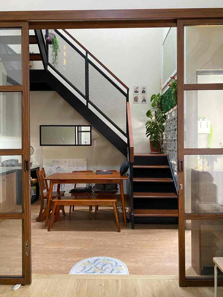 Ruang makan industrial

Ruang makan ini menyesuaikan tone dari tangga yg berkonsep indistrial
Kami pilih meja makan kayu dan di selaraskan dengan tone tangga

Selain itu ada juga rak sepatu yg di area yang sama
Kami pilih rak sepatu industrial dari Informa
Berwarna hitam coklat oak
Tempat tissu hitam kayu oak
Dan lain sebagainya.

#industrial
#homedecorinspo
#aesthetichomedecor
#mejamakankayu
#tanggaindustrial
#raksepatuindustrial