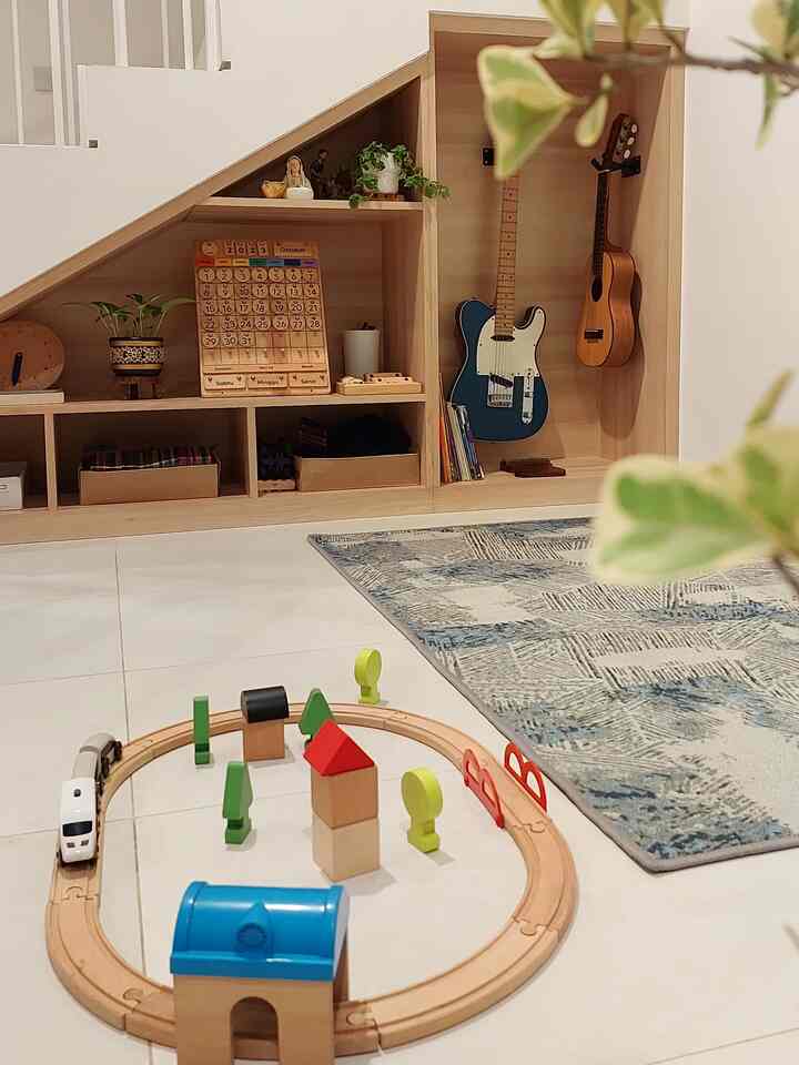 Living room dirumah kami difungsikan sebagai ruang keluarga dan area bermain anak. Ini adalah ruangan yang yang paling hangat karena kami gunakan untuk berinteraksi sepanjang hari. Supaya nyaman kami meletakkan karpet dan dekorasi tanaman.

Pada area ini terdapat rak untuk menyimpan mainan anak dan holder untuk menggantung gitar.

Semoga kamu terinspirasi dengan postingan ini ya.

#livingroomstyling
#livingroomdecor
#livingroommakeover
#simplelivingroom
#livingroomlesehan
