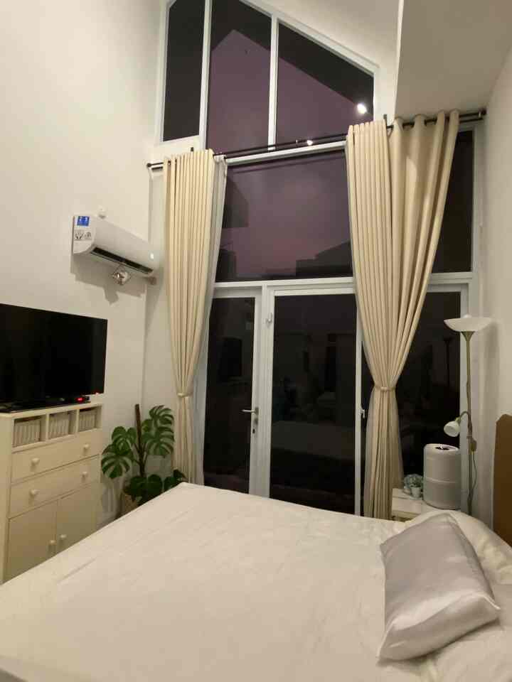 Waktu senja di atas jendelaku, palet ungu yang mewarnai langit menjadi aksesoris cantik di kamar tidurku. Selain itu, #smalldecorations seperti tatakan gelas, bunga-bunga kecil, dan lampu berdiri menambah daya tarik ruangan. Agar ruangan semakin segar, aku menaruh alat pembersih udara dan kartu mini dari oHouse untuk menghiasi meja sampingku, dan lihat betapa nyamannya kucingku meringkuk di tempat tidur🫶🏼✨
#decorationsinspo #pernakpernikruangan #bedroom #mainbedroom #kamartidur #kamartiduryangnyaman