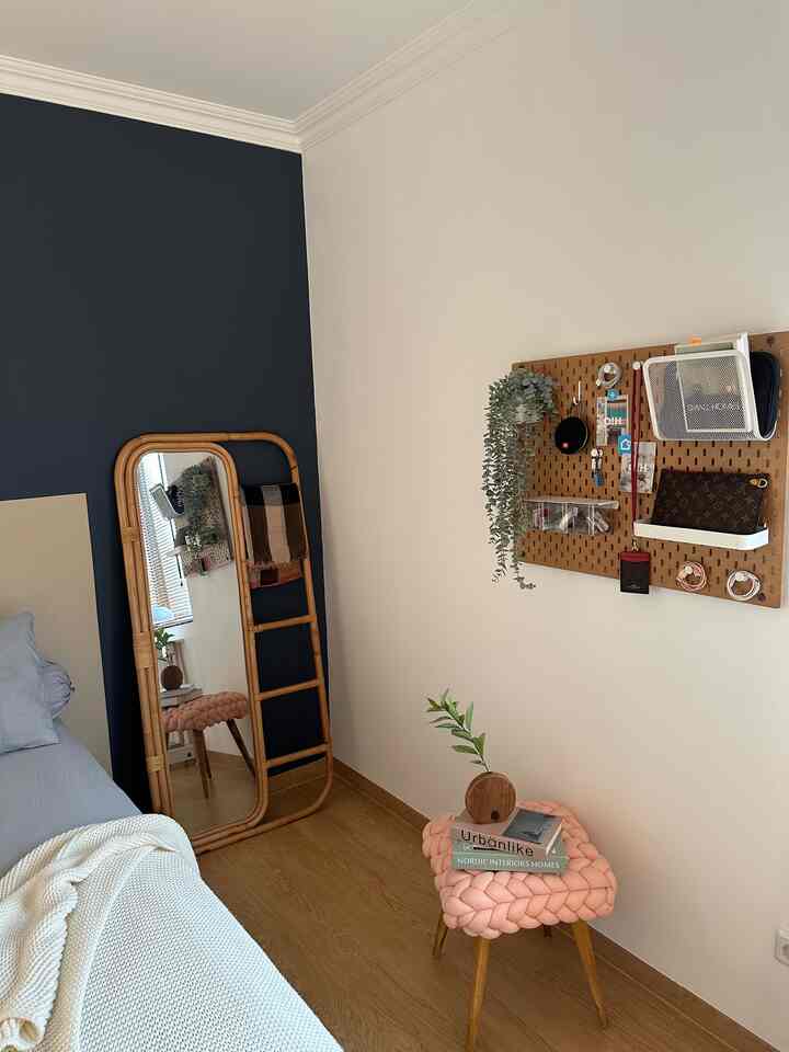 Menata kamar tidur yang tidak terlalu luas itu ada tantangan tersendiri. Jadi pemilihan furniture benar2 harus yg multifungsi sehingga tidak diperlukan banyak furniture. Contohnya pegboard dan cermin tangga rotan. Untuk pegboard bisa dimanfaatkan utk tempat penyimpanan praktis, biaya yg dikeluarkan total Rp. 684.000 . Sementara cermin tangga rotan endorse an. Alhamdulillah lowbudget banget  😂😂😂, Rp. 0. Pas banget ada cermin satu badan, dan juga ada tempat buat menggantung peralatan sholat, scarf dll, jadi saving space bgt. 

#lowbudgetbedroom
#lowbudgetbedroommakeover
#lowbudgetbedroominspiration
#bedroom
#decorativeitems