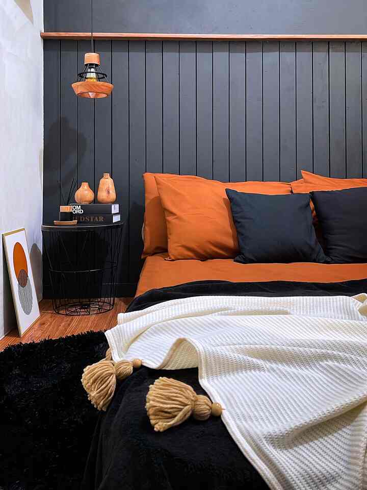 Kamar utama yang sering muncul karena paling sering ganti dekorasi biar ga gampang bosen 😂
Masih dengan tema warm and bold, dengan sprei andalan warna terracota yang bikin kamar ini lebih bright dan berwarna.
Sisa space di samping tempat tidur biasanya kami gunakan juga untuk shalat dan menyimpan peralatan shalat.

#bedroom #kamartidur #bringcolorstoyourspace #warmandbold #minimalistbold #zarraawwrr #informa #kertasive #finetrus #makeoverkamar #diylowbudget #makeoverlowbudget #kamarminimalis #kamarbold #kamartidurutama #kamarmungil #rumahkecil #wallbatten 