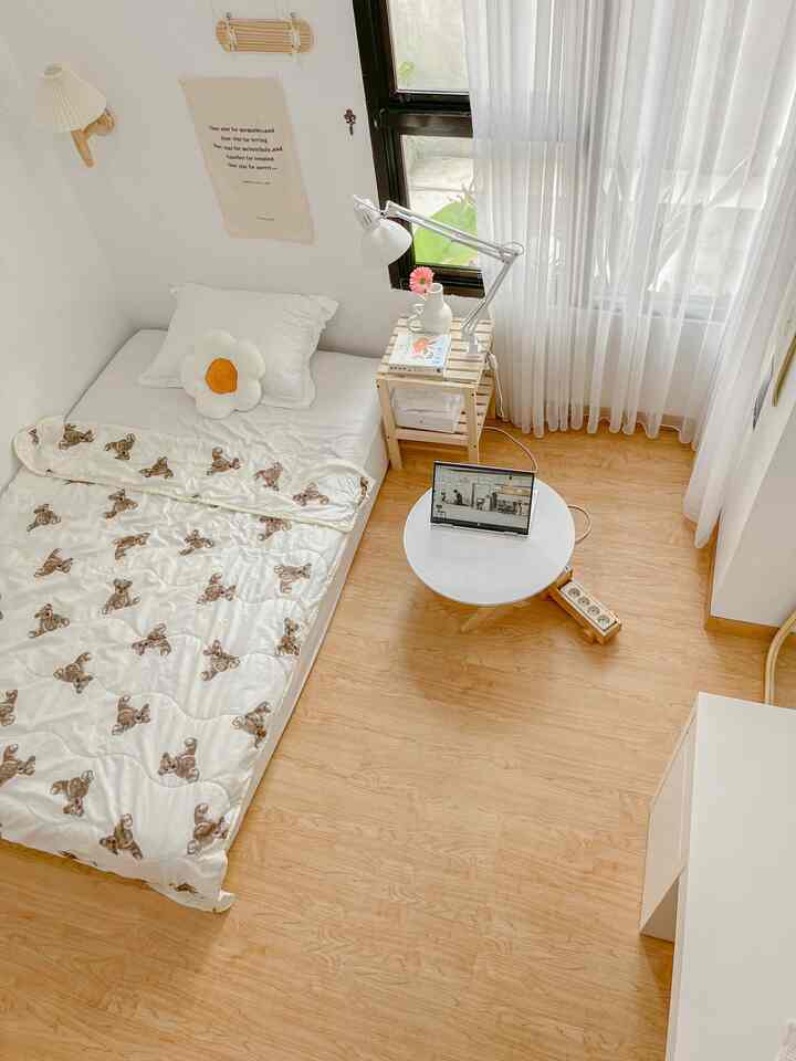 Kamar ini adalah kamar kedua dirumahku, disini aku suka habiskan banyak waktu buat bersantai, istirahat juga buat produktif edit vidio 🤍. Kamarnya ukuran 3x3m tidak terlalu luas tapi cukup bagi saya. 

Aku suka warna white & neutral colour. Jadi, aku tuangkan ke kamar ini. 

#room #liveslowly #koreanstyle #bedroom 
