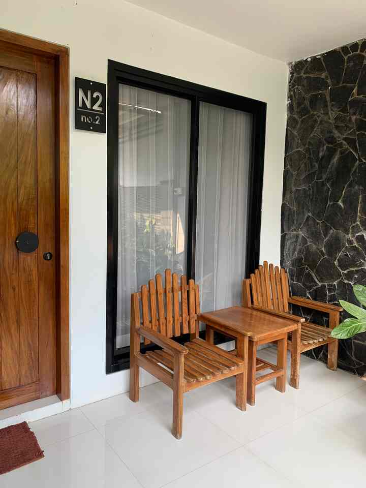 Tampilan depan rumah tidak banyak yang berubah dari tahun ke tahun, fasad pun bentuknya masih bawaan perum.. 

Setelah beberapa menghuni rumah ini akhirnyaaaa kami punya nomor rumah sekarang 😄🙈
Meski belum pernah ada kejadian paket nyasar, tapi biar lebih bagus gitu ya tampilan teras ini ada nomor rumah yang warna dan bentuknya simple minimalis ..

#terasrumah 
#rumahsegaris
#fasadteras
#terasminimalis
#modemalamrumah
#modesiang
#