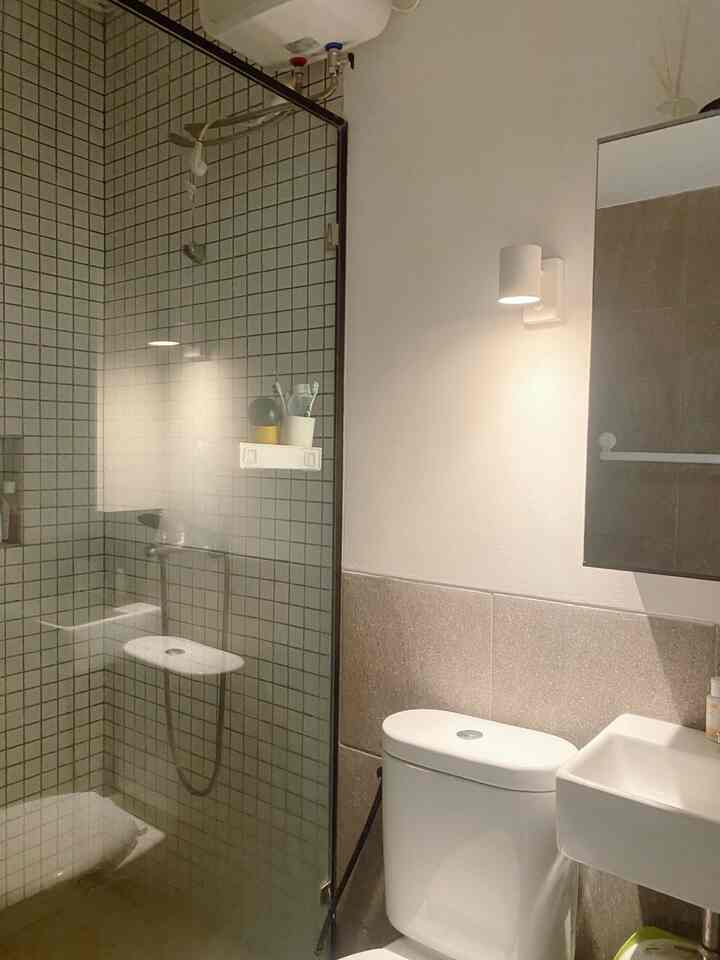 Saat renovasi di tahun 2020, kami memutuskan pakai jasa desain interior Studio Marka untuk desain dan pembangunan. Kebetulan memang sahabat baik kami, dan suka banget sama hasil desainnya. 

Kami sudah punya referensi dan tau arahannya ingin seperti apa, dan Studio Marka translate jd sebuah desain seperti yang kami mau! Dan buat kami, rasanya penting punya gambar kerja agar bisa lebih terukur waktu pengerjaan dan budget-nya. Dan yang pastinya bisa kasih rekomendasi material-material yang bisa digunakan. 

#bangunrumah #renovasirumah #renovasikamarmandi #arsitekrumah #interiordesigner #interiorkamarmandi #minimalist