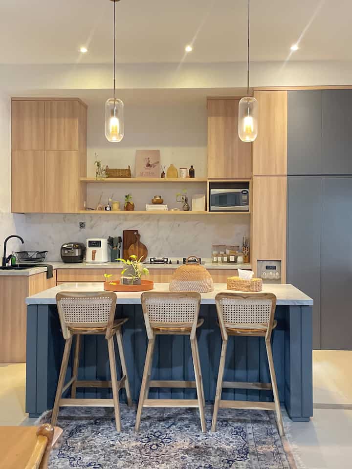 Kitchen Styling versiku ✨

Selain membuat cabinet up to ceiling, aku customized spesial storage untuk kitchen appliance sesuai kebutuhan aku dirumah seperti Kulkas, Dispenser dan Microwave. Tentunya storage ini aku custom menyesuaikan ukuran yang sudah ada. Aku juga memanfaatkan setiap sisi nya menjadi storage yang fungsional supaya menyimpan berbagai peralatan dapur menjadi lebih tertata.  
.
Dapur ini juga di desain dengan jendela yang lumayan besar di sisi kanan supaya udara tidak menguap ketika memasak. Di bagian tengah aku tambahkan ambalan untuk dekorasi tambahan lebih cantik seperti vase dan tanaman🤍🍃 Gimana menurut kalian? ☺️
.
.
#openspace
#homedecoration
#kitchenstyling
#kitchendecorideas
#kitchenmakeover
#KNSLiving
#Kitchentransformation
#Kitchendesign
#Kitcheninterior
#Islandtable
#interior123
#tinyhouse
#aesthetic

