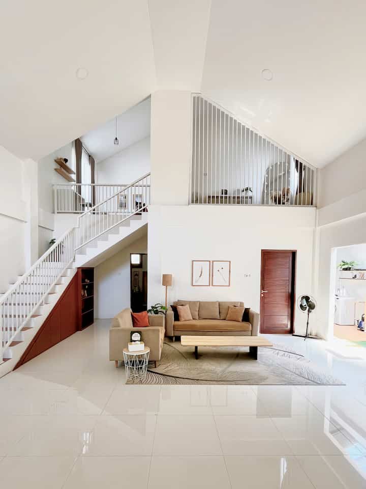 Living room dirumah kami 🌻 #BTNOAS5 #ruang #ruang keluarga #sarungbantal #bunga #mejatamu #mezzanine #rumahdebiah