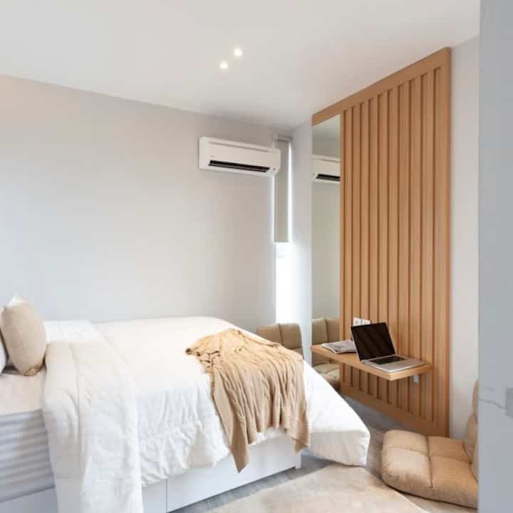 A home should tell the story of who you are, and I chose an Interior designer to help me write a better story. Sebelumnya saya memang sudah memiliki rumah pertama yang saya desain sendiri interiornya. Bagus, namun saya merasa ada yang kurang. Maka saya memilih desainer interior yaitu mas Febian Pratama (arsitek) dan Mbak Griselda dari dekoruma untuk membantu saya mentranslate desain yang sesuai style saya yaitu japanesse. Hasilnya sangat memuaskan. Wallpanel warna oakwood menghasilkan kesan manis namun tidak “too much”.
Custom meja bisa dilipat kebawah, kalau digunakan bisa untuk belajar dengan laptop atau sekedar ngeteh. Penggunaan lampu gantung memberikan kesan warm untuk kamar.

#bangunrumah #renovasirumah #arsitekrumah #interiordesigner #depok #japandi #scandinavian #minimalist #minimalis #rumahpengantinbaru 