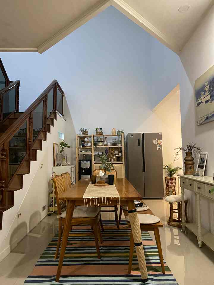 Nah ini dia area dining room di nhhomee. Dengan konsep open space area ini menyatu dengan living room & kitchen. 
.
.
#dekorasirumah 
#dekorasiruangmakan
#ruangmakan 
#openspace
#mejamakan 
#kursimakan 