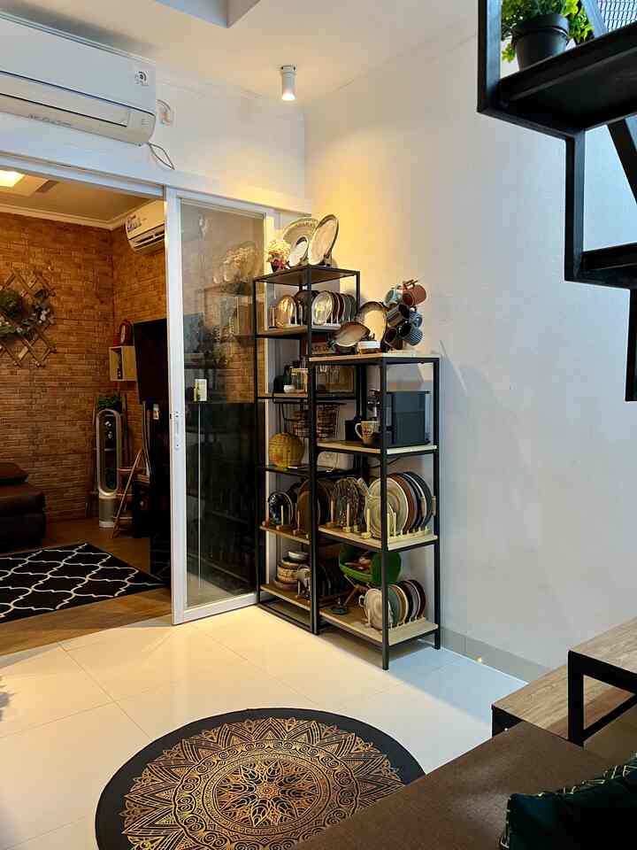 Sekilas tentang pojokan untuk menyimpan koleksi keramik. #industrial #minimalis #rakbesi #raksederhana #tempatkoleksi #rumahsederhana