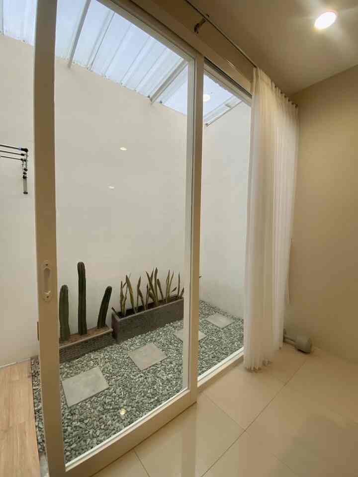 taman mini semi outdoor yang masih polosan, bersebelahan dengan laundry room yang masih belum ada mesin cucinya hihi

#casaralia #tamanmini #japandi #minimalis #rumahminimalis