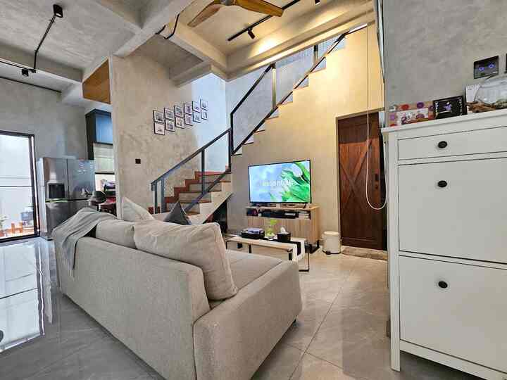 Living room berukuran 4x3 m ini tidak hanya berfungsi sebagai ruang keluarga aja, tp juga ruang untuk menerima tamu, bahkan kadang anak jg ketiduran di sofa bed nya 😅
Sesuai dengan tema rumah, living room ini jg didesain dengan konsep industrial dgn dinding semen exposed dan tone colour lebih mengarah ke cream-abu2

#RuangTamuAesthetic #RuangTamuCantik #MakeOverRuangTamu #livingroom #industrial #90m2 #semenexposed 