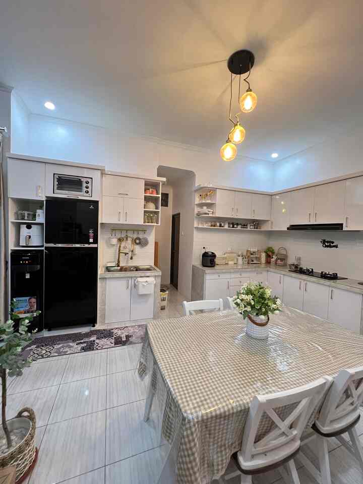 Selamat malam tetangga O'house. 🤍

Dapur dirumah.qiana manjadi satu-satunya ruangan yang dibuat dengan menggunakan jasa interior designer karena lebih menghemat waktu dan biaya, memiliki konsep dan perencanaan yang baik, serta mampu menginterpretasikan ide yang 
kami inginkan. 

Dengan proses pengerjaan kurang lebih satu bulan, dapur kamipun terlihat aesthetic dan nyaman. Sekian, cerita dari dapur kami. 🥰

Semoga sehat dan bahagia selalu. Happy weekend. 🤍

#bangunrumah #renovasirumah #interiordesigner #minimalist #rumahminimalist #desaindapur #aesthetic