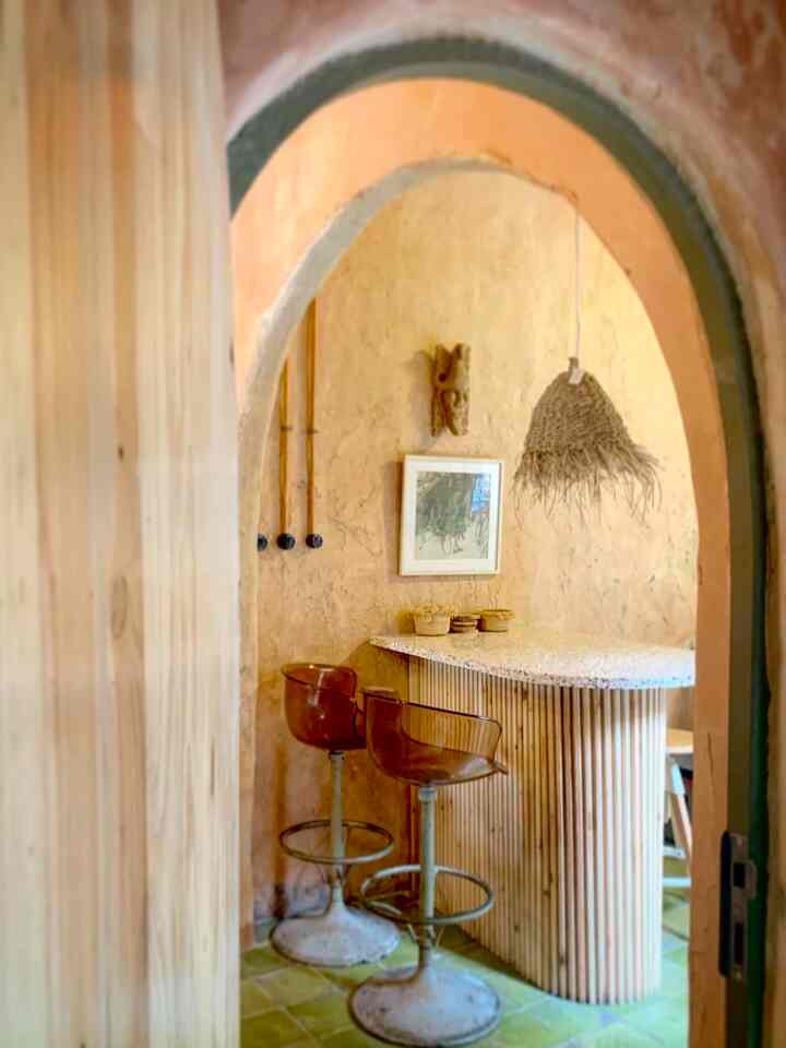 Talk about DIY, sebenernya satu rumah ini DIY semua hehe, tp meja bar yg satu ini adalah custommade furniture favoritku. Dikarenakan letaknya pas didepan pintu dan hallway, ukurannya dan bentuknya perlu disesuaikan. Caranya aku cukup bikin lengkungan kaki meja, kemudian masang list kayu satu2 yg sudah ditumpulkan / dirouter terlebih dahulu. Kemudian custom order terazzo slab di tmacdecorazzo dan tinggal dipasang diatasnya. Jadi deh! 

#customfurniture 
#DIYfurniture
#personalizedfurniture
#uniquefurniture
#rumahwowi
#mediteranianhome
#vintagehome
#morrocohouse
#rustichouse