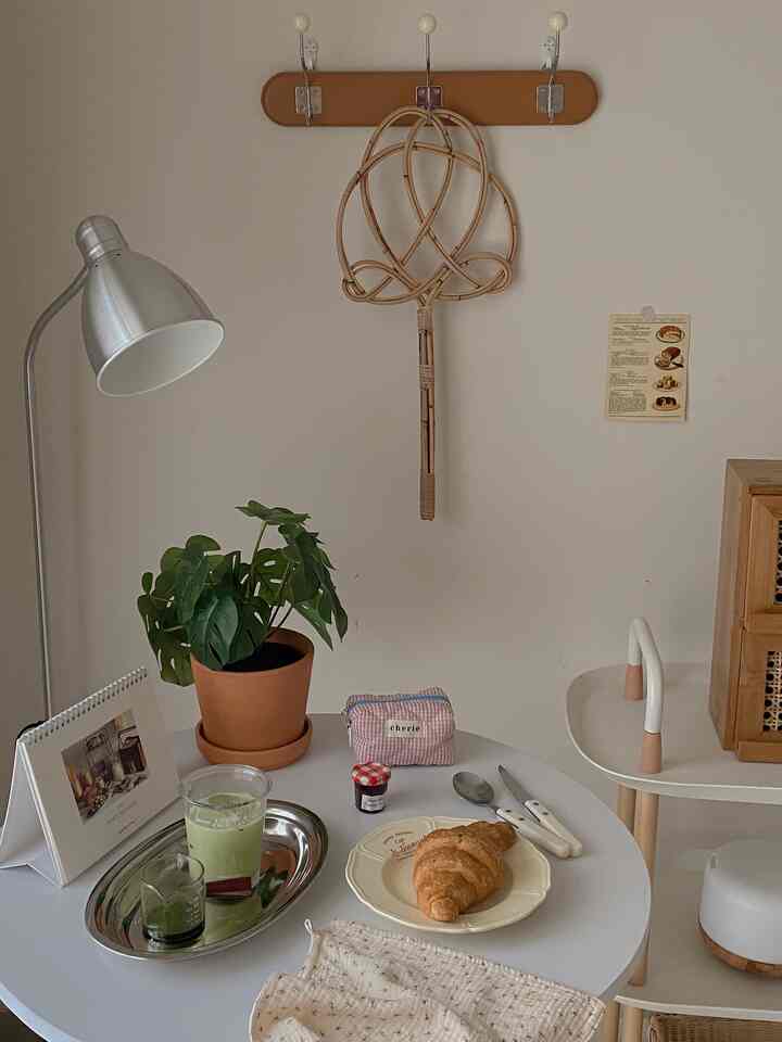 𝘦𝘮𝘣𝘳𝘢𝘤𝘪𝘯𝘨 𝘵𝘩𝘦 𝘮𝘰𝘰𝘥𝘺 𝘷𝘪𝘣𝘦𝘴 𝘰𝘧 𝘢 𝘤𝘭𝘰𝘶 𝘥𝘺 𝘥𝘢𝘺 🦙ꕀ🪟🥛🥨

#cloudyvibes #mejaestetik #piringcantik #sudut #tanamantiruan #gelaskaca #kamartidur #whiteandwood #aesthetic #rumahcluster