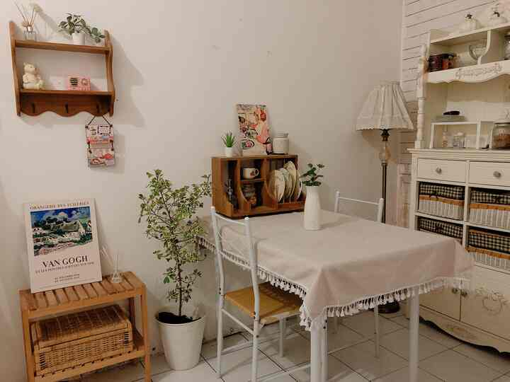 Membuat ruangan terlihat fancy gak harus mahal kok..dengan budget yang minim pun ruangan bisa terlihat fancy,diruangan ini aku mendapatkan barang2 untuk dekorasi dari pembelian online dengan budget walldecor under 50k,,serta perabotan kayu yang sengaja aku custom dengan harga hampir 50% lebih murah dari toko aslinya…
Oh iya gak lupa nih untuk lebih terlihat aesthetic natural aku menambahkan dekorasi tanaman hidup diruangan dengan harga yg lowbudget tapi terlihat cantik perawatannya mudah..🤍




#FuncyBudgetMinim
#lowEffortFancy
#SpillDecorLowBudget