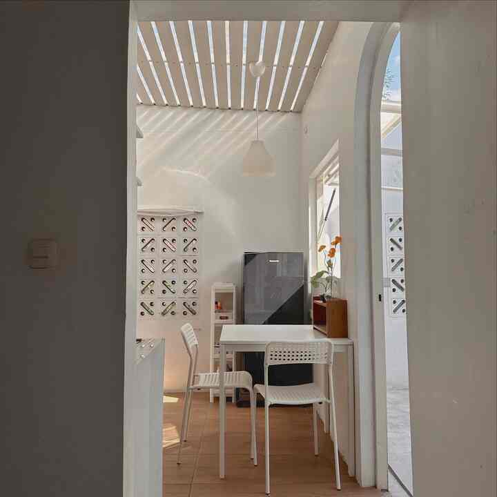 Suasana dapur dengan konsep skylight. Memutuskan untuk pakai konsep ini karna kami tinggal di daerah dataran tinggi. 🫶🏻✨ meski terlihat panas di musim kemarau, sebenarnya disini masih terasa sejuk dan sedikit hangat. Hampir 2 tahun kami bertahan dengan konsep skylight karna membuat rumah jadi terang dan cerah meski tanpa menyalakan lampu apapun. 🌷🤍
-
#skylight #dapur #kitchen #openkitchen #smallkitchen #windowbar #dapurskylight 