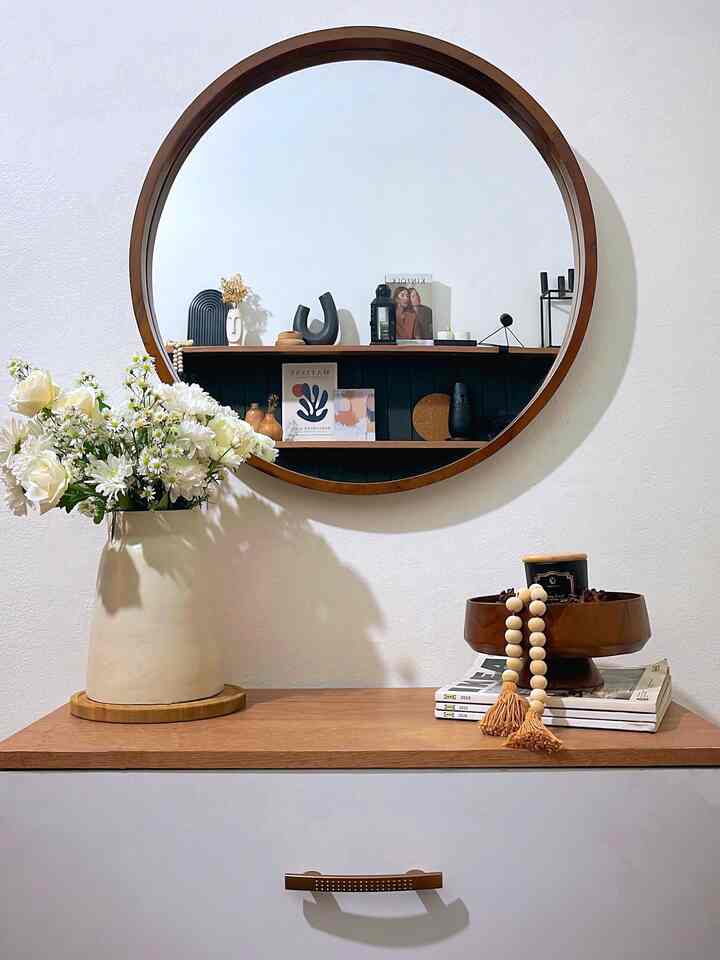 Hai dari Area foyer yang baru muncul 😁
Drawer yang di #makeoverlowbudget pakai pvc sticker dan handlenya juga di cat semprot pakai warna bronze.  
Drawernya dari JYSK yang udah discontinue. 

#foyer #drawer #diylowbudget #livingroom #rumahminimalis #rumahmungil #rumahkecil #dekorasiruangtamu #zarraawwrr #lollahouse #bandung