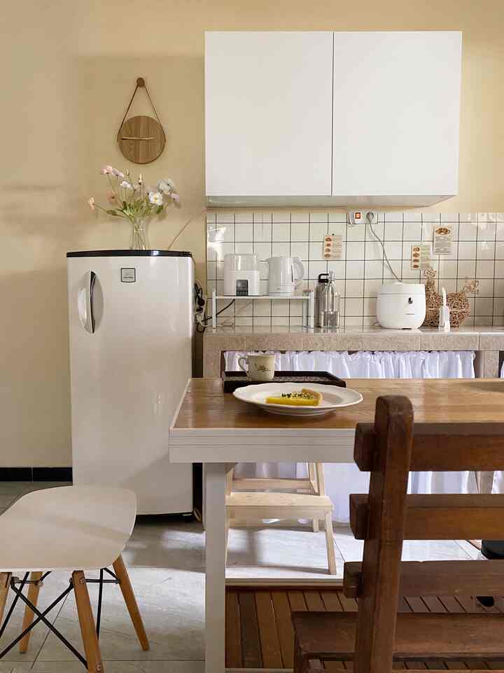 Balik lagi ke dapur yang sebenernya gini gini aja.
Eita tapi kali ini ada yang beda looo
Yap! Ada kursi panjangnya 😆
Kursi taman yang sayang banget karna sepanjang hari kena panas matahari, takut rusak
Dari pada disimpen disamping rumah dan malah makin rusak karna ga dipake, akhirnya ngide buat kutaruh di dapur
Eh ternyata bagus dan cakep, jadi ngedukung banget vibes vintagenya. Uda gitu jadi nyaman banget dibuat nyantai di meja makan soalnya bisa sambil senderan 🤭

#dapurantik #homedecorlowbudget #kitcheninspiration #kitchenbench #vintage #kitchenideas