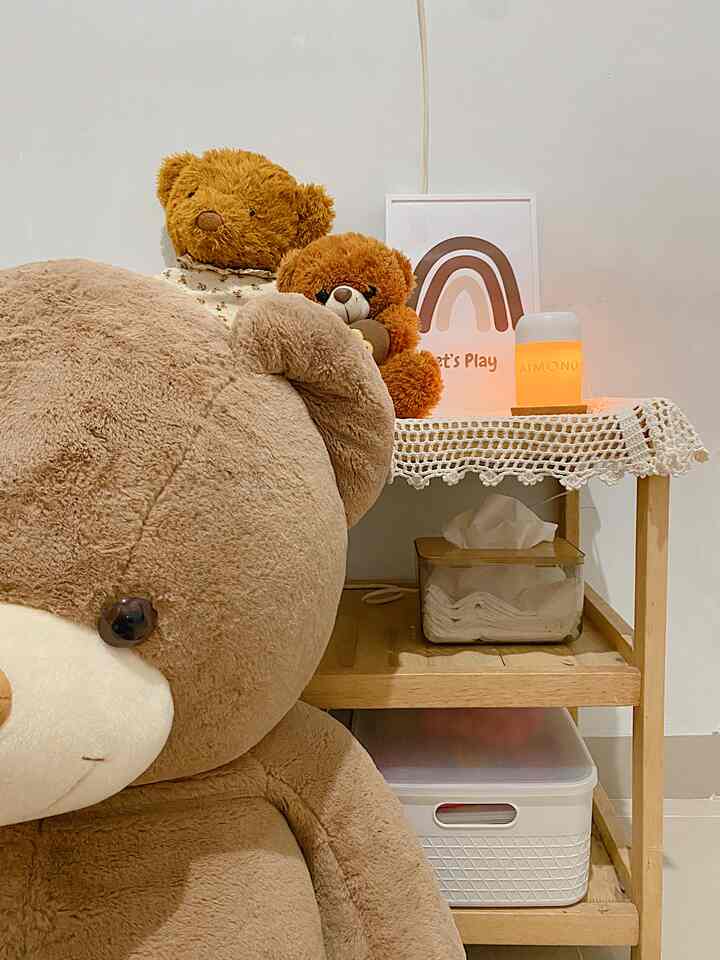 Drama sleep training, harus pinter cari cara bikin anak betah di kamarnya sendiri. Kalo Aku menggunakan mini diffuser dilengkapi lampu untuk menciptakan Suasana tidur yg nyaman dikamar anak ku 🫶🏻

Ini sangat membantu, apalagi untuk anakku yg sedang flu batuk. Tidur nyaman dengan aroma pure essential oil peppermint ditambah suasana tenang dari cahaya lampu dari mini diffusernya ✨

#nightvibe #lightingvibe #lightinginspiration 
#yositriaa #rumahdeveloper #90m2 #kamaranakperempuan #lowbudget