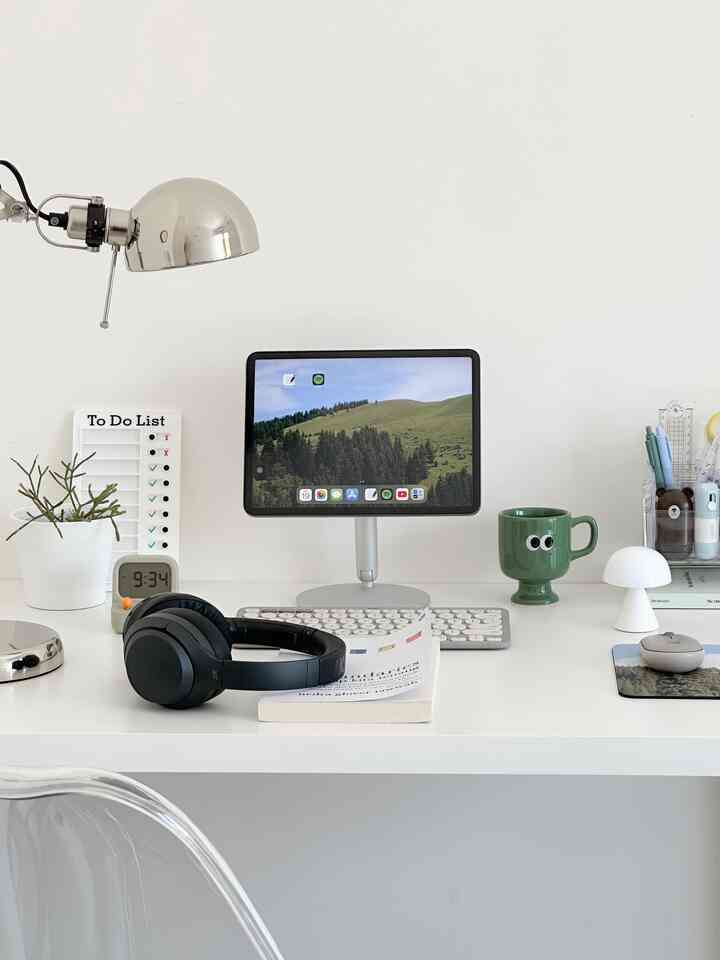 [Desk Update] :

Nambahin led mini dan holder untuk headphone baru di desk supaya suasana jadi nyaman dan lebih rapi ✨

#workspace #desksetup #ruangbelajar 