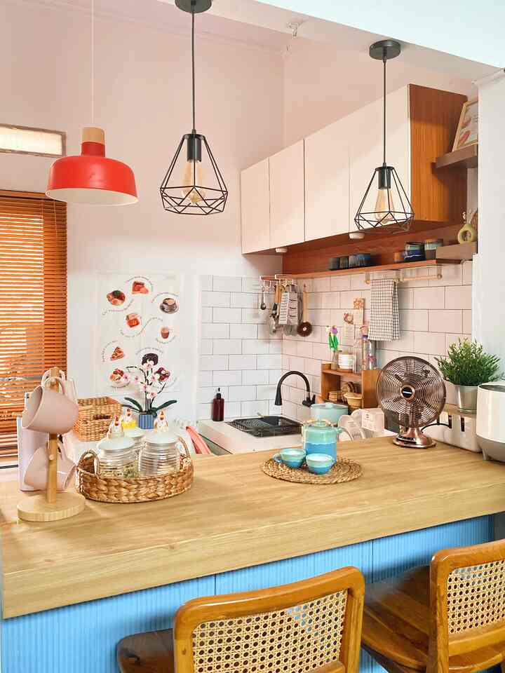 Suasana hangat di kala cuaca tak menentu 🌞🌧️

Apakah daerah kamu sudah mulai hujan? Menjaga kondisi agar tetap fit sepertinya sudah menjadi keharusan di tengah cuaca yang tak menentu. Misalnya sering meminum minuman hangat 🍵

Set tea pot keramik dari Naruna ini sangat cocok untuk tea time di kala cuaca sedang dingin. Selain itu, tea pot keramik bernuansa Jepang juga menambah nilai estetika dapur dan ruang makan bergaya Japandi ⛩️

Ornamen dekorasi dan furniture berbahan kayu, bambu, atau berwarna cokelat muda juga menambah suasana hangat ruangan ✨

#KitchenRoomDecor #DiningRoomDecor #KitchenIdeas #DiningRoomIdeas #KitchenInspiration #DiningRoomInspiration #japandi #depok #rumahmungil #IKEA 