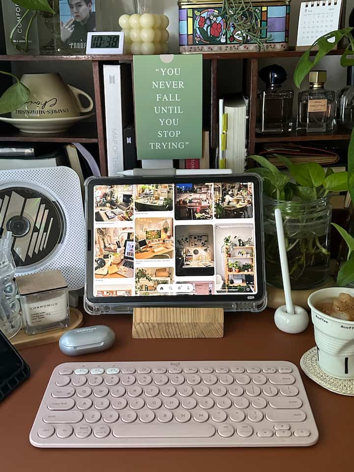 My Sanctuary 💕
#tropical #midcentury #midcenturymodern #vintage #deskarea #workarea #surabaya #homedecorinspo #roomdecorinspo #aestheticdesk #aestheticdesk #homeplants