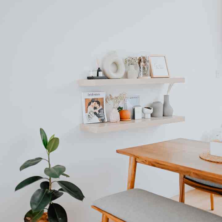 Hello semua !
Aku mau memperlihatkan sudut yang paling kita sukai dirumah ini dan kami menilai cantik dan estetik untuk konsep yang kami inginkan.
Seperti yang sebelumnya sudah pernah aku bahas, bahwa kitchen & dining room adalah tempat favorit kami dirumah. Kami berusaha menuangkan apa yang kita sukai melalui dua tempat ini.
Perpaduan koleksi vas gerabah yang cantik yang dipadupadankan dengan warna cokelat yg dominan diarea ini.
Ambalan ini kami pilih karena warnanya yang senada dengan konsep rumah ini yang banyak menggunakan beberapa warna gradasi kekayuan khas konsep japandi.
Kami sangat menyukai ruangan ini, karena disinilah kita bisa berkumpul dan bercerita bersama keluarga.


#japandi #homedecorinspo #roomdecorinspo #aesthetichomedecor #scandinavian #minimalistdecor #rumahminimalist #openspacehomedecor #minimalist #tinyhome #customfurniture #customkitchenset #customjapandi #80m2  
#openshelves #rumahcluster #rumahdeveloper #jaktim #decorlowbudget #rumahmungil #livewithkids #selfinterior #selfrenovation #selfmakeover  #rumahtanpaarsitek #aestheticroom #aesthetichomedecor #homestyling