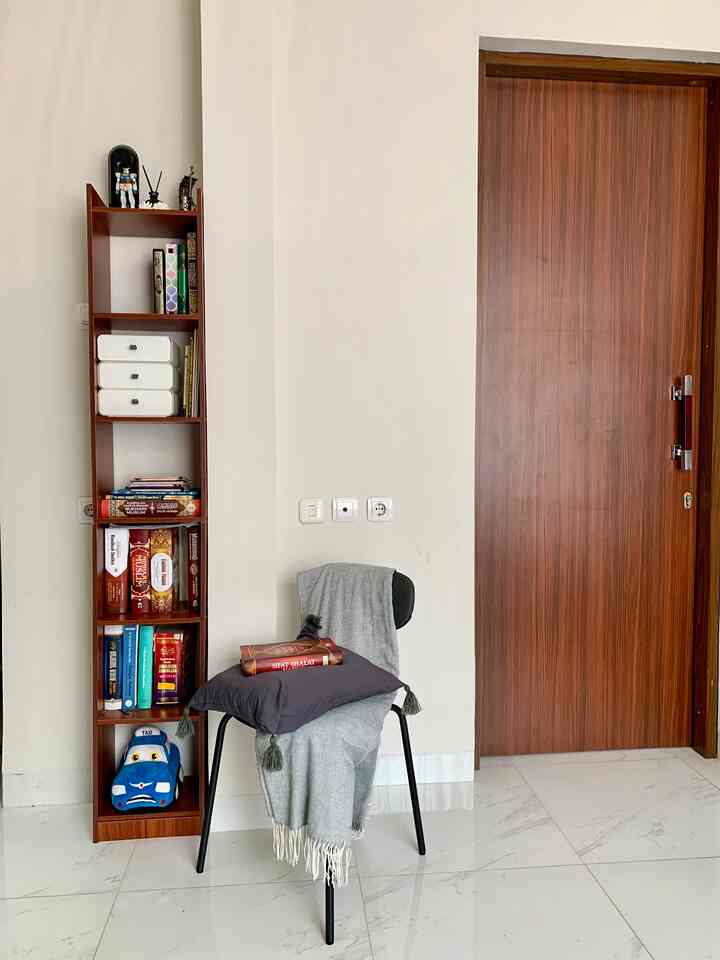 Pojok membaca tempat yang sering sekali jadi tempat istirahat. 
Masih sederhana saja. Yang penting bisa dimanfaatkan dengan baik 🫶🏻
#pojokbaca #industrial #rumahdeveloper #60m2 #tangsel #rumahmungil 