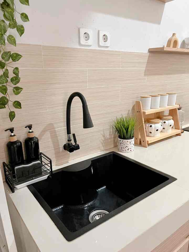 Area sink yg kayanya hampir tidak pernah sepi pengunjung aka banyak cucian piring 🤣🤣

Tapi sink ini adalah impianku setelah bertahan 2 tahun dengan sink ukuran mungil bawaan developer

Merk : Quartz Granit dari Mitra10
Ukuran sink : 58 x 45cm
Kedalaman sink : 21 cm

#inspirasidapur
#inspirasikitchensink
#inspirasidapurminimalis
#designdapur
#designdapurminimalis


