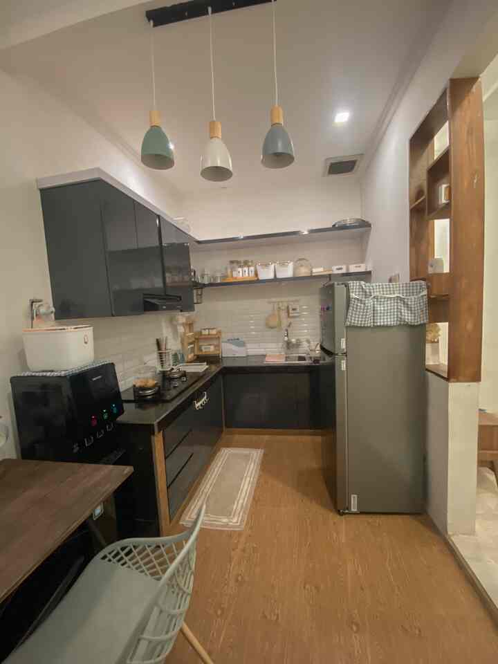Styling dekorasi dapur mungil, agar tidak terlihat terlalu banyak barang, maka dilakukan pemasangan kitchen set custom, total biaya pemasangan kitchen set untuk ukuran 2x2m Rp9.500.000,- dengan material multiplek dan finishing hpl. 


#Lowbudgetkitchen #LowbudgetkitchenMakeover #LowBugdekitcheninspiration
#dapurmungil #rumahminimalist