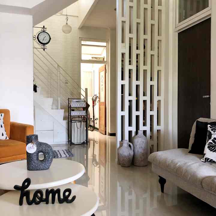 Bright white-toned living room featuring round white coffee tables and sofas, creating a simple and clean interior