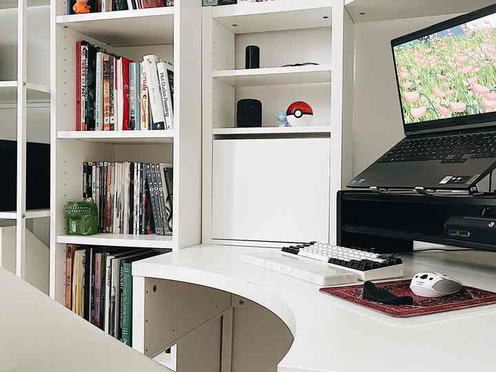 Home office dengan tema minimalis. Sengaja dengan furnitur serba putih, agar terlihat lega. Dekorasi dengan berbagai pernak-pernik action figure dan koleksi buku serta tanaman di pojok agar lebih segar. #minimalist #roomdecorinspo #aesthetichomedecor #livingalone #decorinspo #decorinspiration #homeoffice #homeofficeinspiration