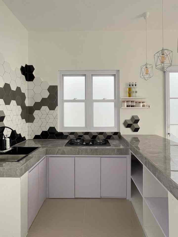 Dari awal membangun rumah, sebetulnya kami tidak tahu persis tema rumah ini akan dibawa kemana. Hanya 1 ruangan yang sedari awal sudah "paten" yaitu dapur. Terinspirasi dari cafe langganan kami, backsplash dapur yang iconic ini lahir. Akhirnya, ruangan lain mengikuti colour pallete dapur ini. Sehingga dapur ini merupakan "soul" dari rumah kami. Selain itu, dapur yang menyatu dengan living room adalah jantung rumah dimana seluruh kegiatan terpusat di ruangan seluas 6mx3m ini. 

#myhomejourney #ceritarumahku #myfavouriteroom