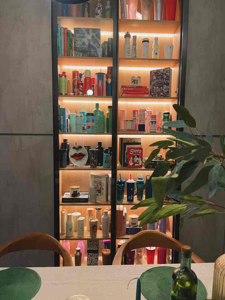 Dining area dengan lemari kaca untuk menyimpan koleksi tumbler, dimalam hari lampu menyala memberi kesan hangat dan nyaman. Seperti di cafe bukan? 🤣 #diningarea #ruangmakan #suasanamalam #mejamakan #lemarihobi 