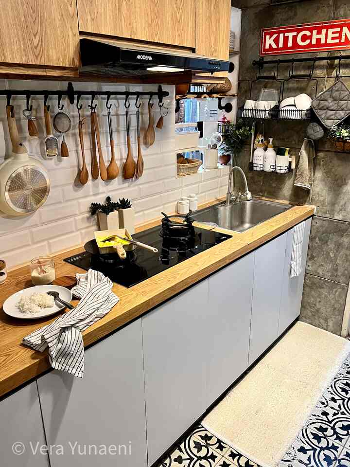 Celamat ciaaang … ini dapur aku …
Termasuk yg sering muncul di dunia maya 😀.
.
Mau tahu kah gmn caraku styling dapur agar terlihat cantik, rapi, dan teratur? 
1. Usahakan rumah dan dapur selalu bersih dulu, intinya cintai kebersihan
2. Cintai kerapihan
3. Cek di Pinterest barang2 pritilan dapur yg sesuai dng tema dapurku
4. Nabung untuk beli pritilan yg aku incer 😃

- untuk focal point di dapurku : dinding industrial dan lantai dari Tegel Kunci Jogjakarta 

- item dekorasi yang aku tambahkan untuk membuat dapur jadi lebih hidup? Banyaaakk hahahha, salah satunya tumbuhan2 artificial, ada juga serbet, peralatan dapur serba kayu atau serba putih

#️⃣ ❗3 hashtag wajib❗#️⃣:
1. #kitchenstyling
2. #kitchendecorideas
3. #kitchenmakeover

#serbetdapur #gantungansampah #tempatsapah #keset #kesetdapur #kesethotel #industrialvintagehome #industrialvintagekitchen #mykitchen #dapurantik #dapur 