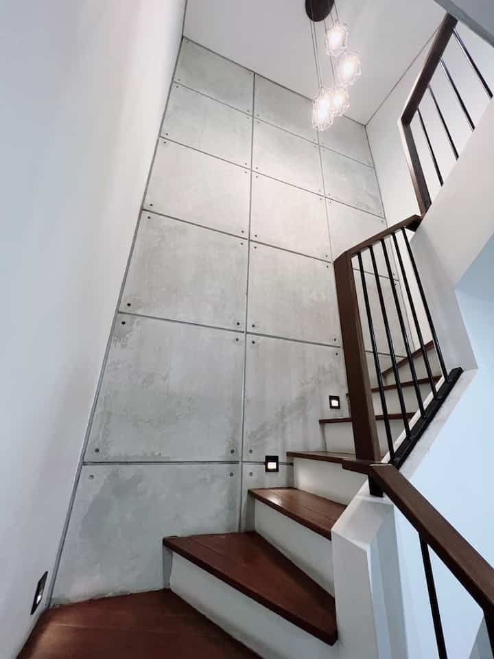 Egga cor beton tapi tetep bertema industrial,,
Pijakan tangga dari conwood yg di cat dark brown biar mirip sama dkayu juga bikin space tangga ini kadi lebih hangat,,
Bagian dinding jadi vocal point dari tangga ini, karna dibuat unfinished diberi list alumunium sebagian aksen,,,
Gimana menurut teman Ohouse?cocok engga?

#myhomejourney #ceritarumahku #myfavoriteroom #industrial #rumah #Bandung #rumahmungil  #tangga 