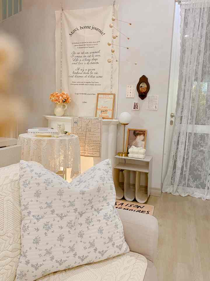 My vintage room • ak ruang kerja Ruang yang menjadi satu dengan Livingroom aku buat dengan tema aesthetic ivory cream dengan sentuhan classic vintage ala France” cafe #vaskeramik #abadpertengahan #abadpertengahanmodern #rumahantik #rumahmodern #furniturantik #ruangtamu #ruangankecil 