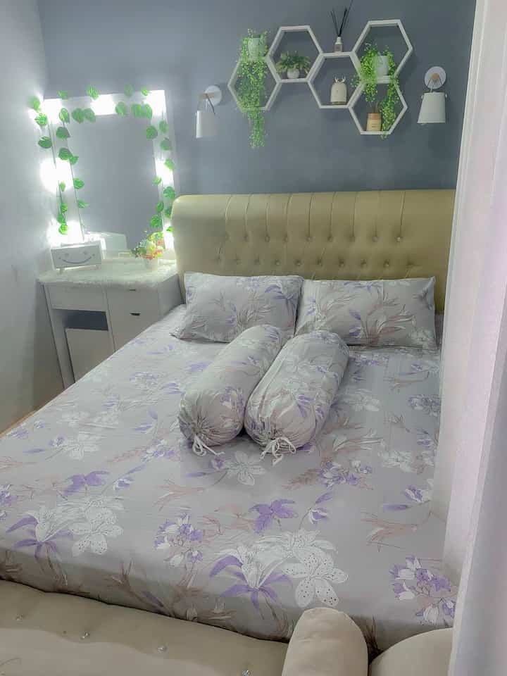 Kamar tidur ini ukurannya cukup mungil, 2,5 x 4 meter. Untuk menambah kenyamanan, aku mensiasati dengan menambahkan furniture yang fungsional. Seperti meja rias yang memiliki banyak laci untuk storage penyimpanan. Bench didepan kasir untuk bersantai. Serta walldecor rak hexagonal selain untuk estetika juga untuk meletakkan small decoration seperti tanaman artificial dan reed diffuser. Semoga menginspirasi 🤗

#cozybedroom #dekorasikamartidur #inspirasikamartidur #kamartidurmungil #vanitymirror 
