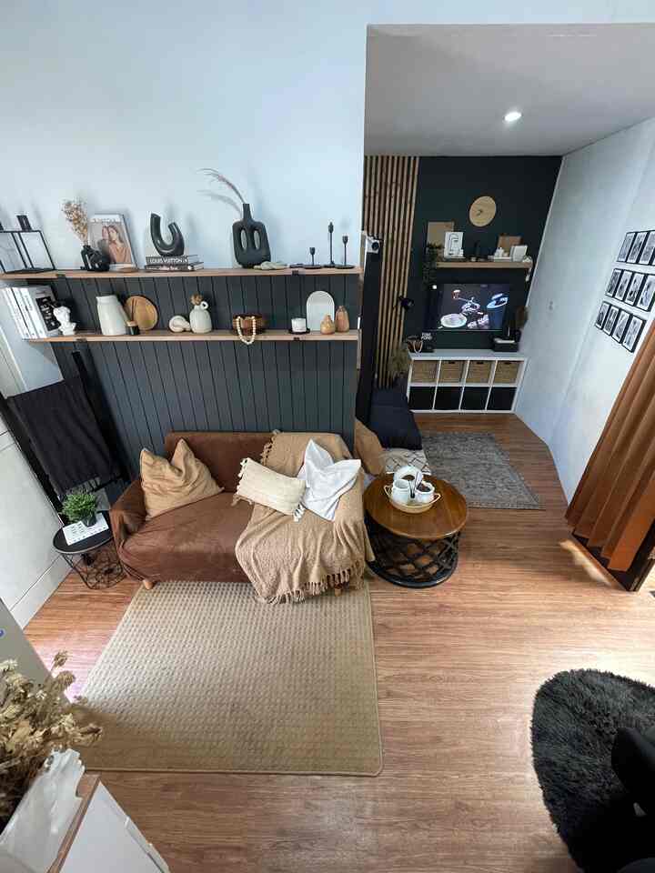 Tinggal di #tinyhouse #66sqm seperti rumahku ini, banyak banget tantangannya, karena kita nggak bisa beli furniture yang terlalu besar atau banyak karena akan terlihat penuh dan sempit.
Jadi untuk mensiasatinya adalah dengan cat dinding berwarna terang, banyaknya storage untuk penyimpanan, furniture atau perintilan dengan tone senada, dan juga menggunakan custom furniture, sehingga lebih fit dengan space yang ada. 
Aku juga menambahkan ambalan agar tidak monoton dan berfungsi sebagai tempat penyimpanan.

Semoga menginspirasi 😊
.
#rumahmungil #tinyliving #hackmyhome #rumahkecil #nevertoosmall #dekorasiruangtamu #ruangtamu #homedecor
#minimalistbold #warmandbold #rumahcluster #rumahdeveloper #decorlowbudget #Bandung