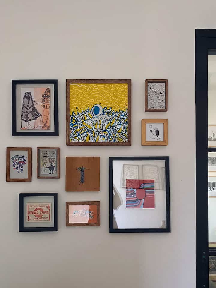 Art tour at #RumaBatari. Ini adalah sebagian "pajangan" yang ada di rumah kami. Ada karya teman, ada oleh-oleh, ada yang sengaja kami beli, ada juga yang dibuat oleh kami sendiri. Kalian suka yang mana? #artprints #art #midcenturymodernhouse #poster #livewithdesigners #rumahpasangandesigner