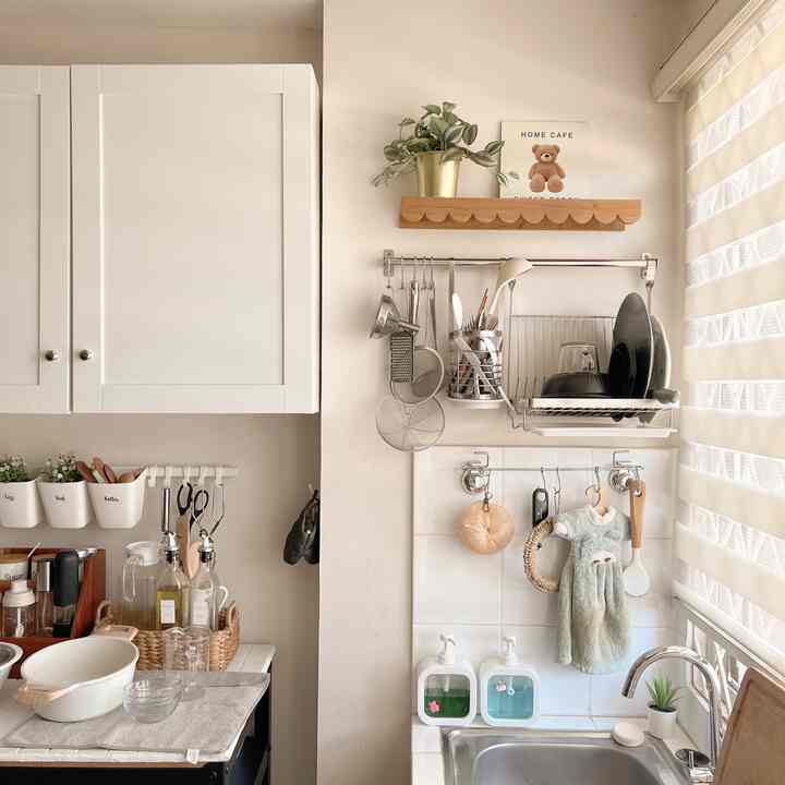 Kitchen Decor // wood shelf and cute bear poster combination is just so cute 🐻🫶

#koreanhomedecor #woodandwhite #apartment #kitchendecor #koreantheme #smallkitchendecor