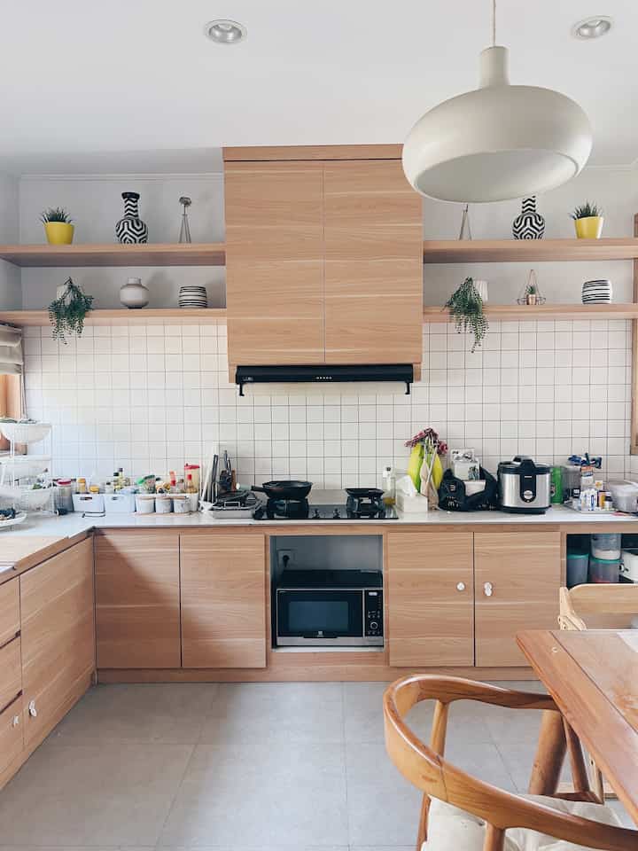 Ini dia salah satu custom furniture kami di rumah kloof, KITCHEN SET. Yes, kitchen set yang kita pake itu pake model hpl, dan karena temanya masih japandi, jadi menggabungkan unsur motif kayu, keramik ukuran kecil kotak-kotak dengan nat warna abu dan granite tile abu juga. Perpaduan kayu dan abu menurut itu sudah sangat japandi menurutku. Dan sebagai highlight ada samsung bespoke kesayangan yang belinya maju mundur ya karena sebelumnya kulkasnya bukan itu. Untung muat yekan 🤭 #kitchen #customfurniture #japandistyle #personalizedfurniture
#uniquefurniture