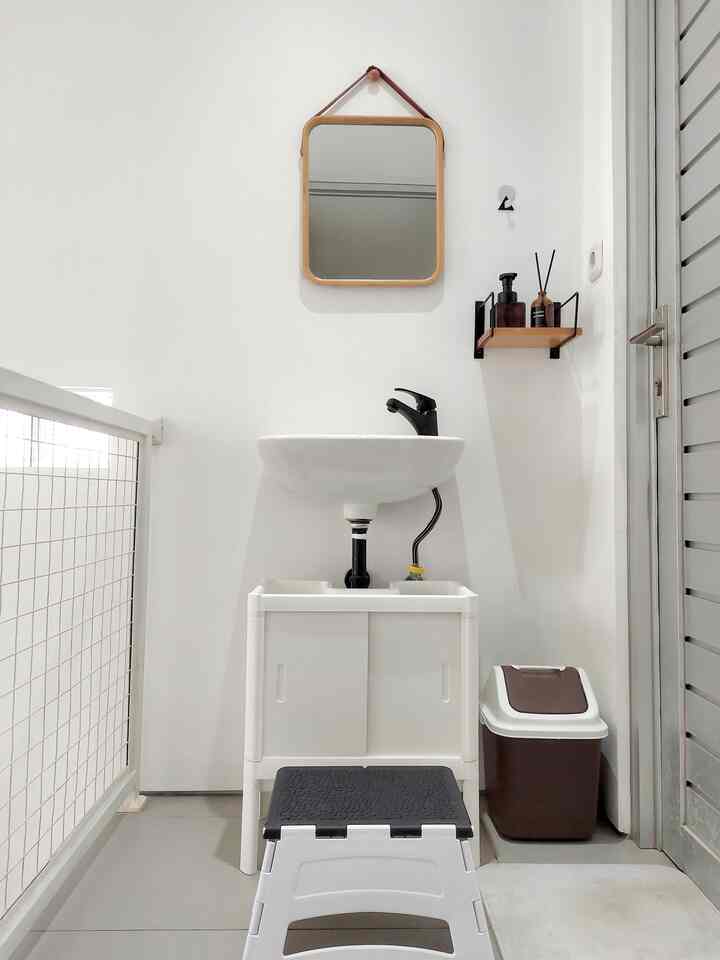 Front view of bedroom & bathroom door ✨

#room decoration
#sink #wastafelputih
#smallroom
#home decoration
#home interior