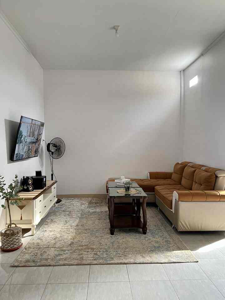 Ruang TV atau family room, tempat dimana kami berkumpul dan bersantai sambil menonton TV.

#familyroom #ruangkeluarga #ruangtv #roomdecor #minimalist #ruangtvminimalist #inspirasiruangkeluarga #aesthetic #rumahmungil #decorlowbudget #pontianak