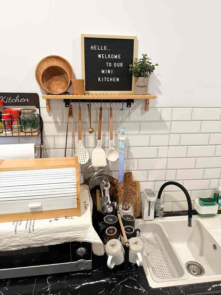 Halo.. Selamat datang di dapur mini kami
#skandinavia #minikitchen #kitchensink #backsplash #breadbox #blackandwhite